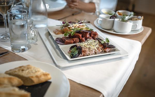 Frische Fleischvariationen, knusprige Ofenkartoffeln und hausgemachte Dips für den Fondueabend im Restaurant Feuergott in Bad Gleichenberg.