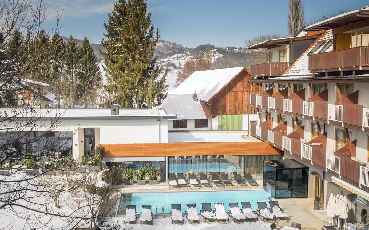 Schnee liegt im Garten mit beheiztem Pool - Winterurlaub in Bad Gleichenberg