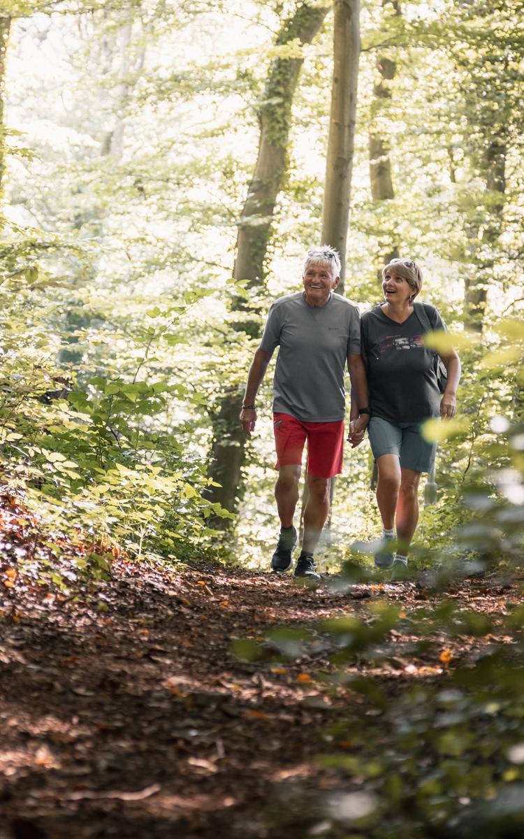 Frühlingsurlaub in Bad Gleichenberg - Frau und Mann wandern durch den Wald