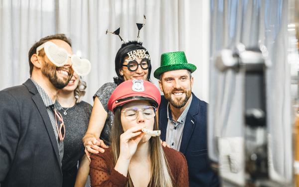 eine gruppe von menschen steht vor der fotobox und macht ein erinnerungsfoto, feiert das neue jahr & genießt die annehmlichkeiten im vulkanlandhotel legenstein in bad gleichenberg