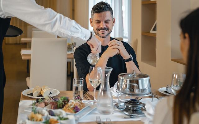 Auswahl an knusprigem Brot und bunten hausgemachten Saucen für das traditionelle Suppenfondue im Restaurant Feuergott
