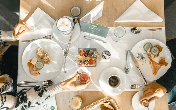Pärchen beim Frühstückstisch im Legenstein in Bad Gleichenberg