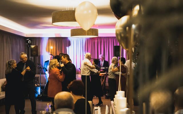 Am Silvesterabend spielt Livemusik und Gäste tanzen im Restaurant Feuergott ins Neue Jahr