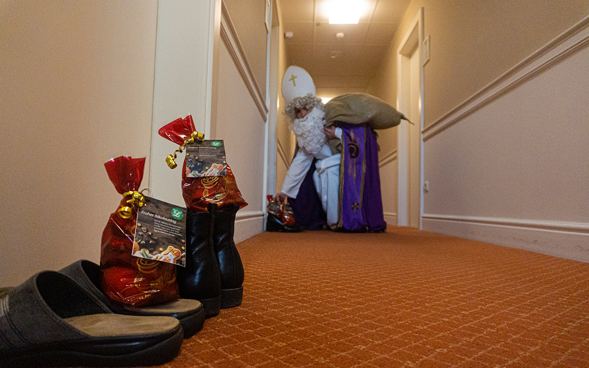 Nikolausaktion im Vulkanlandhotel Legenstein - der Nikolaus kommt ins Hotel und hinterlässt allen "braven" Gästen eine kleine Überraschung in ihren geputzten Schuhen vor der Zimmertür