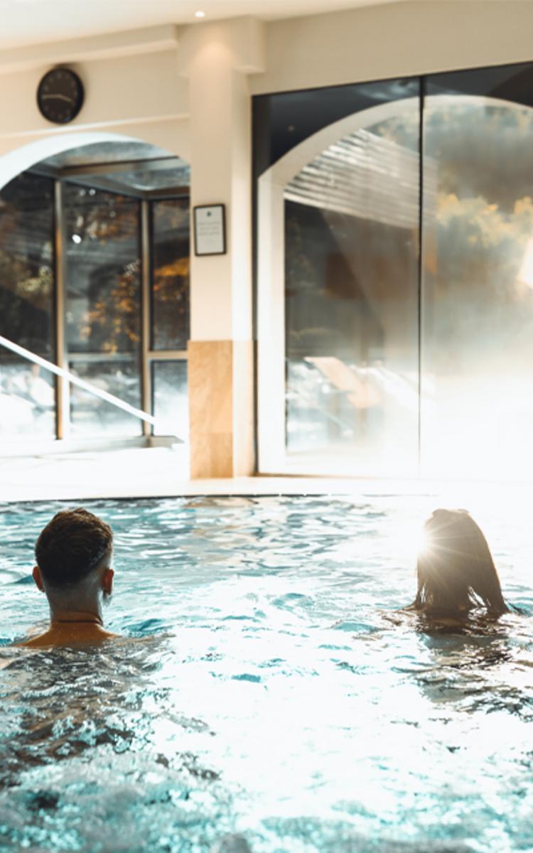 Pärchen entspannt im Pool - Unendlicher Urlaubsgenuss mit der Genusscard - Preise im Vulkanlandhotel Legenstein in Bad Gleichenberg