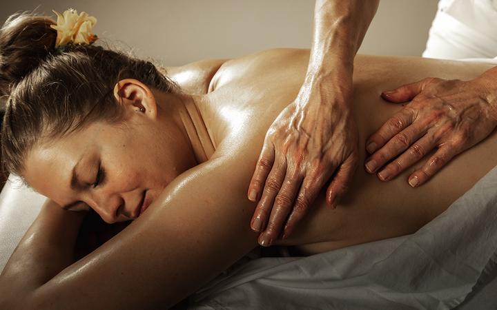 Schnuppertage im Legenstein - entspannende Massage mit warmen Aromaölen